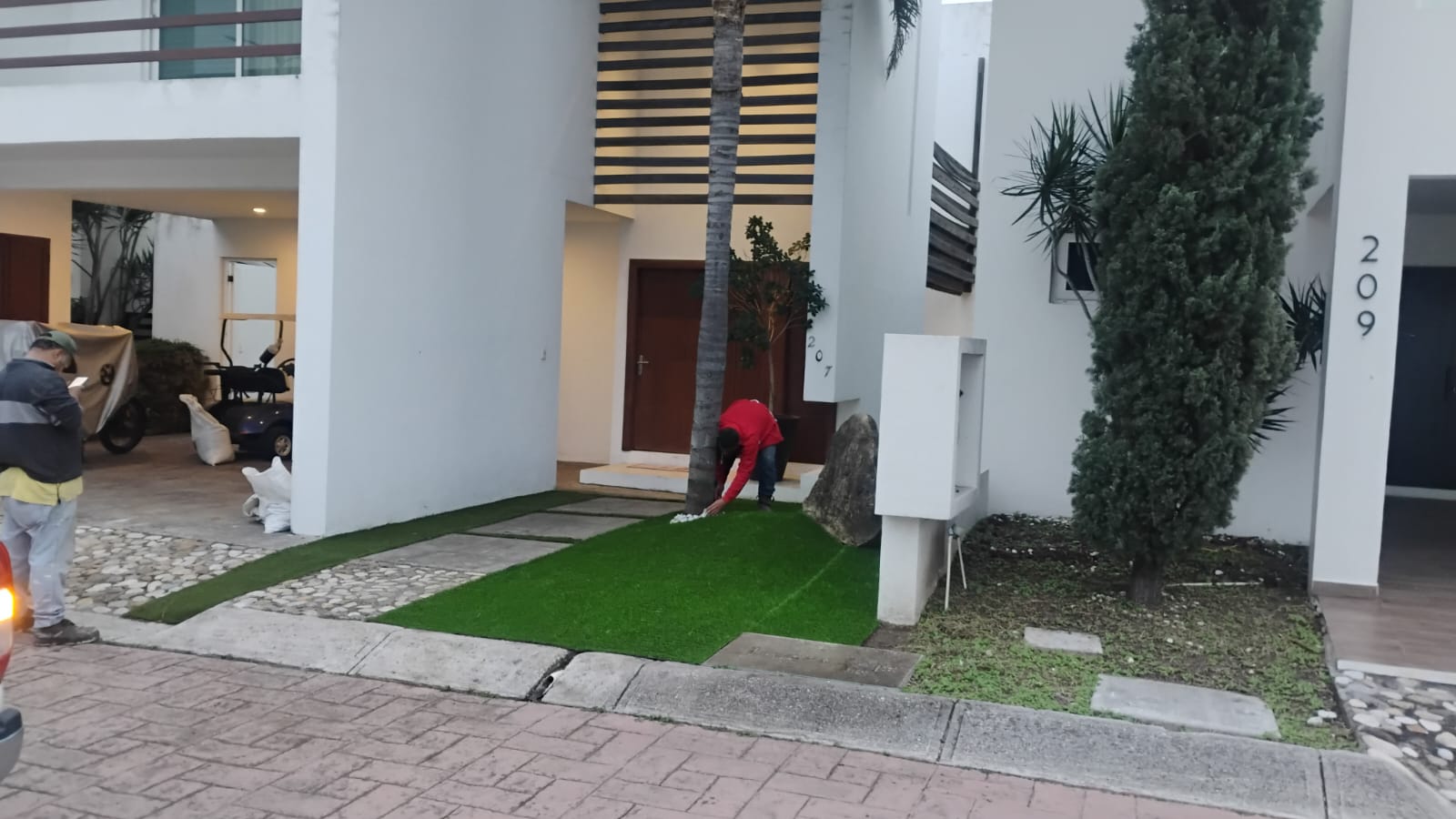 Instalación en proceso — Jardín residencial
