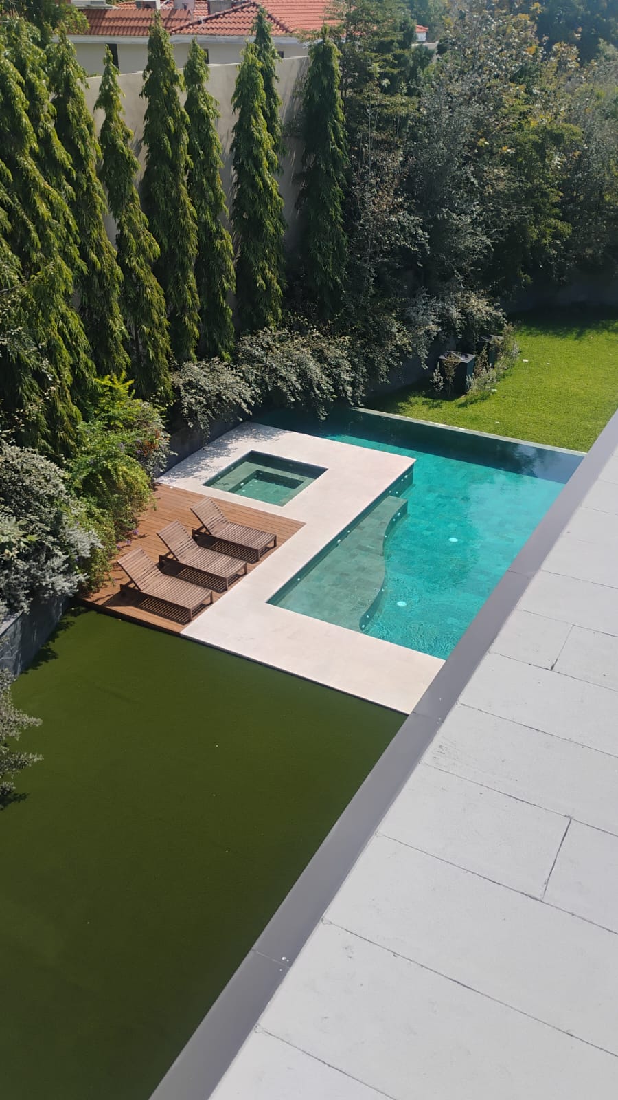 Terraza comercial — siempre verde