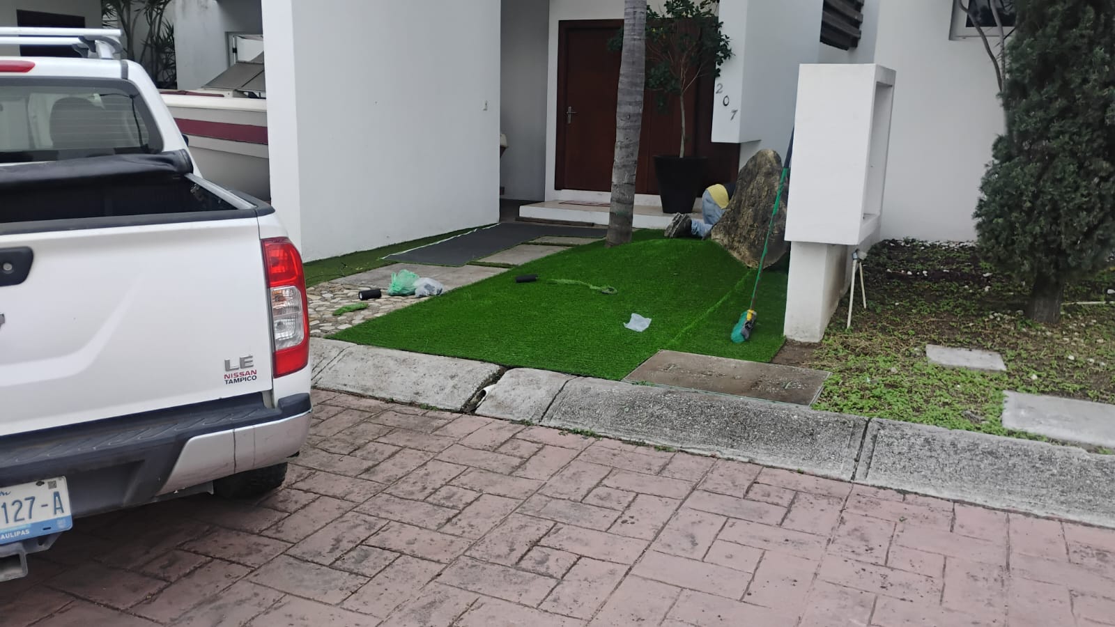 Pasto en área de acceso principal