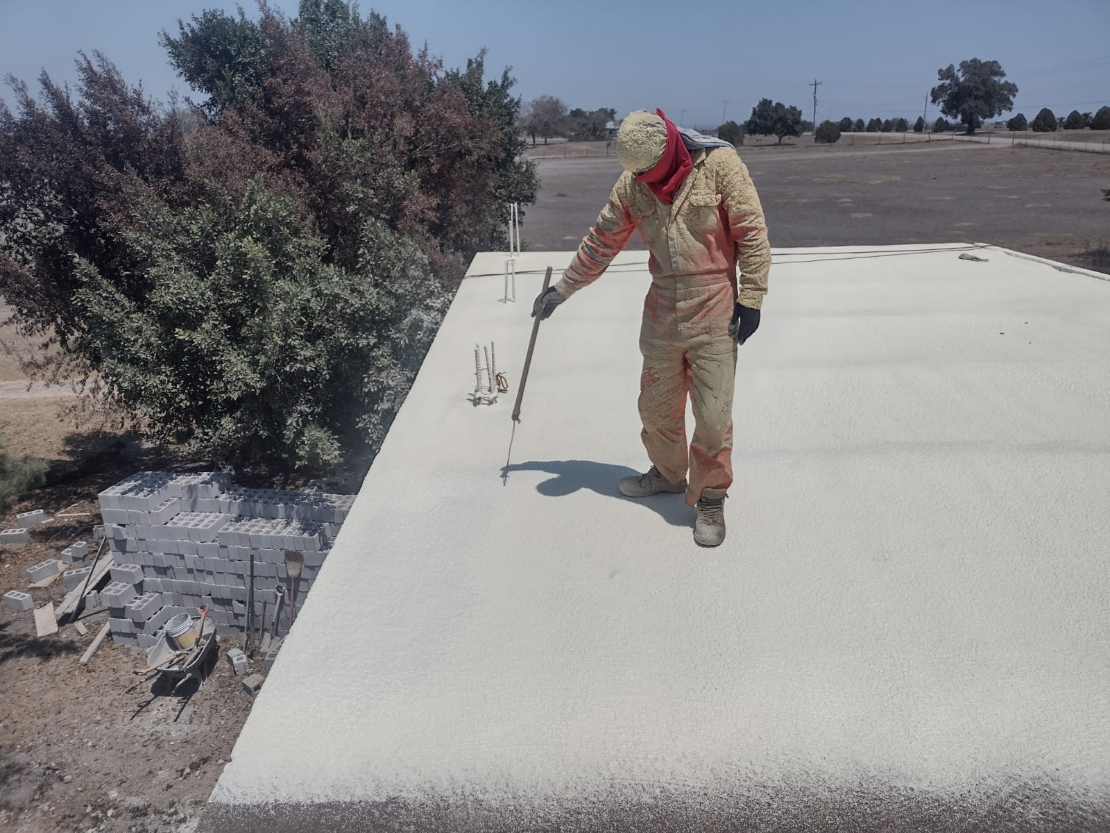Bodega industrial — aislamiento térmico completo