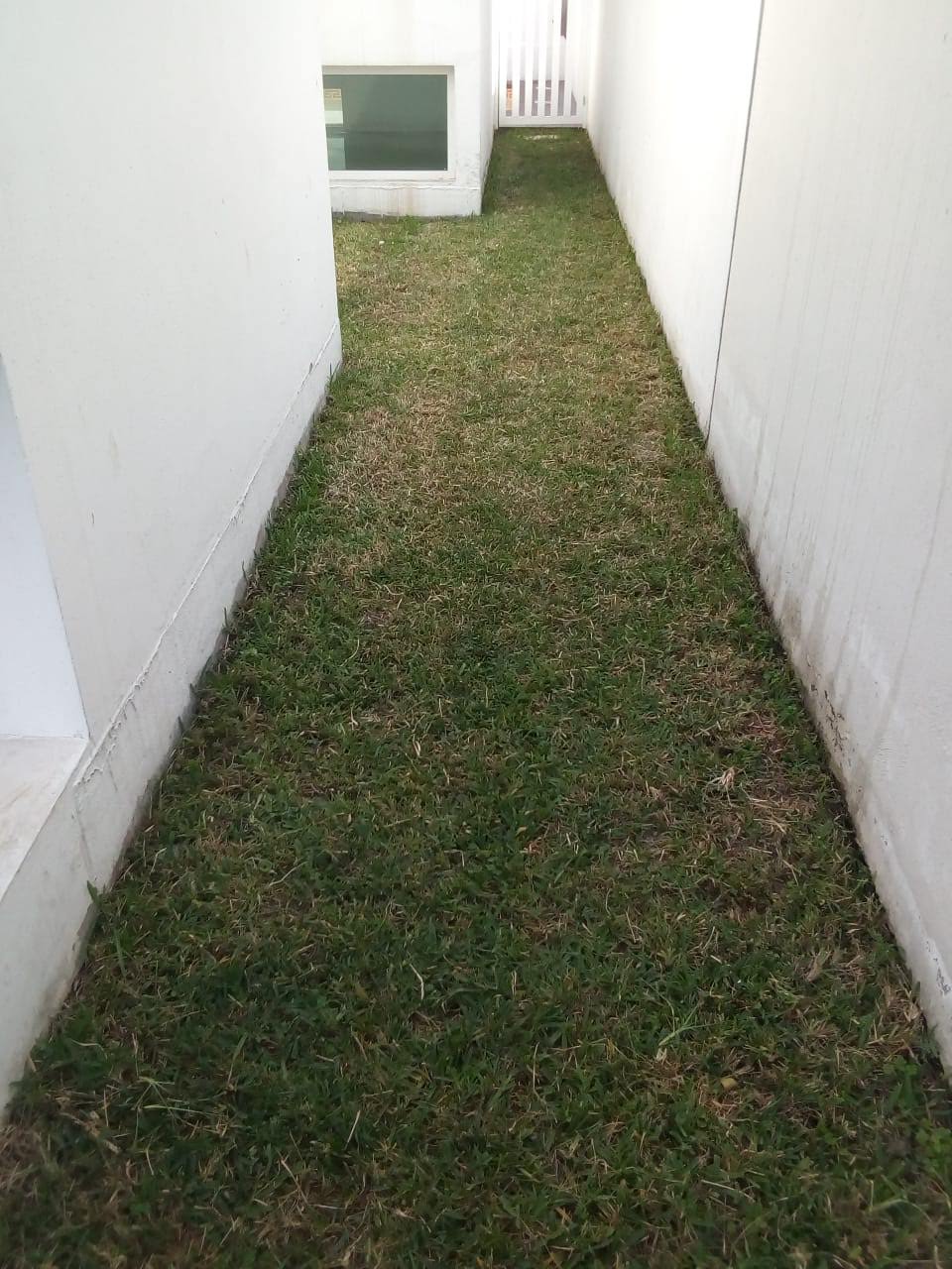Corredor lateral antes de la instalación