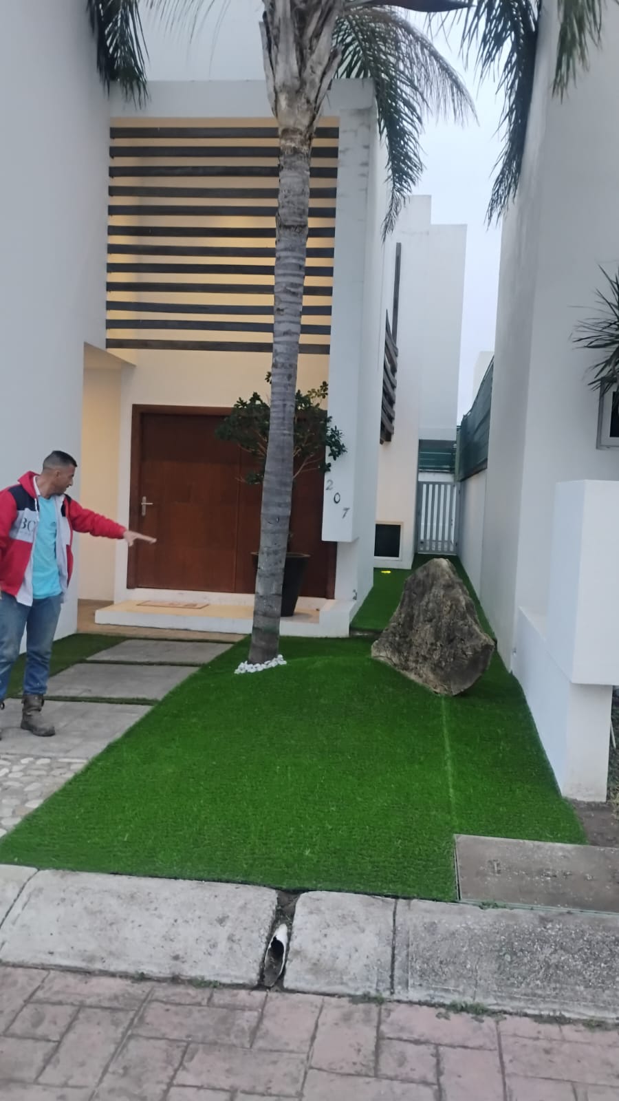 Patio trasero — familia feliz