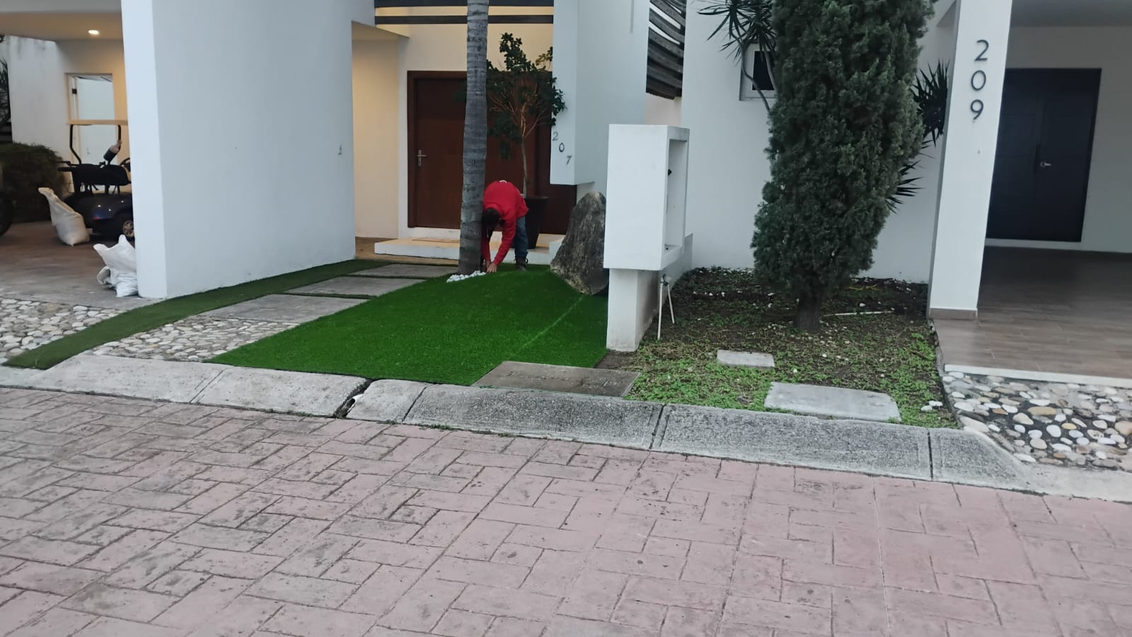 Negocio local — entrada con pasto premium